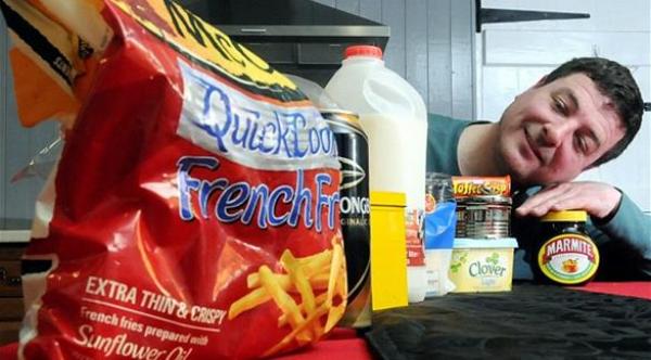 بريطاني لا يتناول سوى 10 أطعمة فقط منذ طفولته