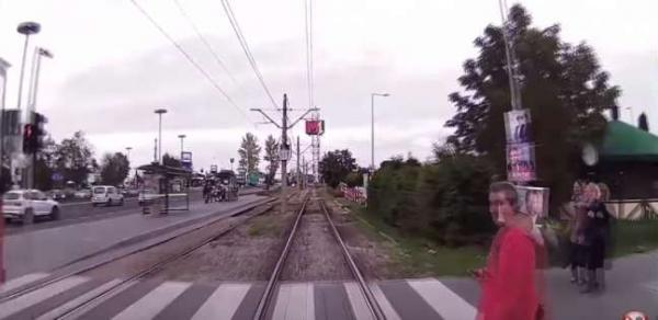 بالفيديو .. فتاة تنجو من موت محقق تحت القطار