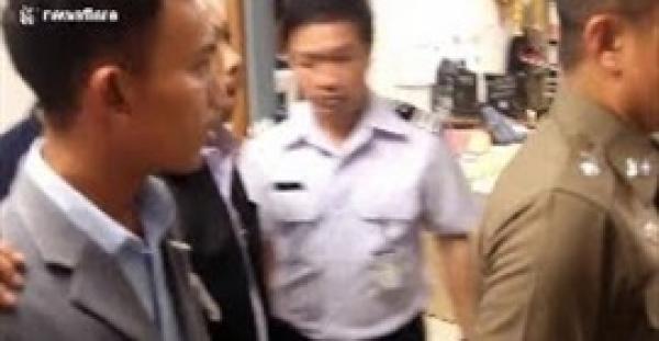 حارس أمن يسرق سائحا مسنا أثناء تفتيشه بالمطار (فيديو)