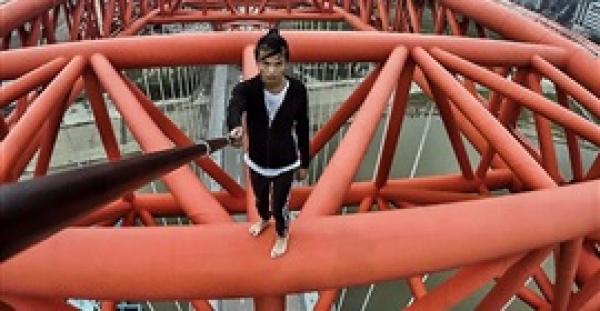 لحظة سقوط متهور رياضة الباركور من أعلى ناطحة سحاب  (فيديو)