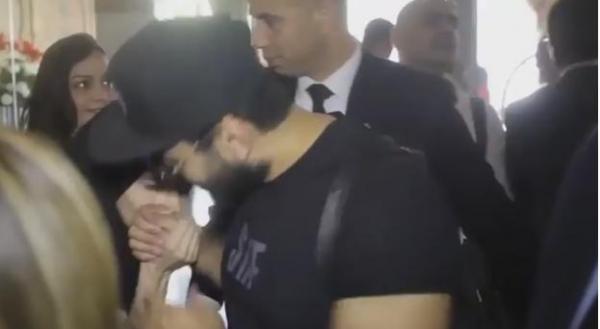 صادم ..  فتاة مغربية تقبل يد تامر حسني وهذا رد فعله