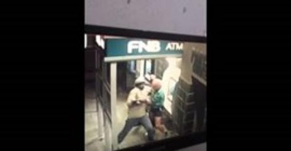 بالفيديو والصور.. شاهد كيف هاجم لصان رجلًا لسرقة أمواله