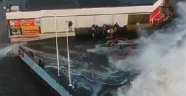 مراهقون يقفزون من ارتفاع شاهق في مواجهة الامواج العاتية (فيديو وصور)