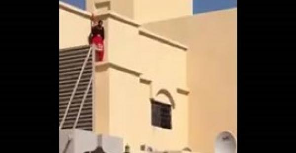 بالفيديو.. شاهد ماذا فعل «خليجي» لمنع خادمة من الانتحار