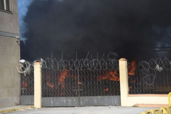 قاصر مغربي يثير ضجة بسبتة المحتلة ..أحرق 16 سيارة دفعة واحدة بميناء المدينة!