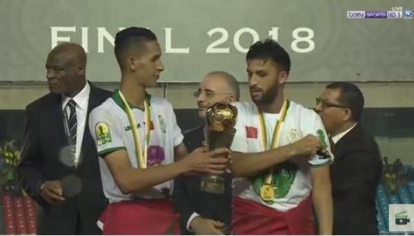 لقطة رائعة .. بانون يمنح أولحاج شرف رفع الكأس القارية