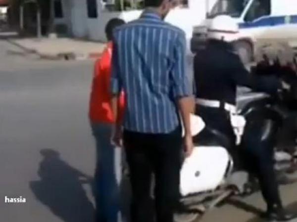 المغرب : شباب يساعدون دركي