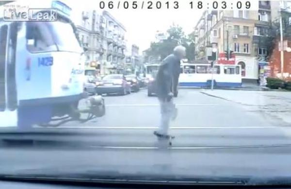 بالفيديو.. سائق ترامواي يضرب مسن لأنه تباطء بعبور الشارع