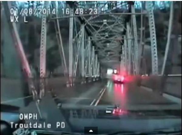 بالفيديو: تقفز من جسر هرباً من مخالفة مرورية