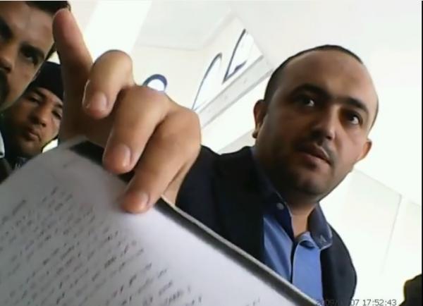 يوم قال حواص صاحب 17 المليار لمواطنة مغربية  : ''والله حتا نطحنك ''