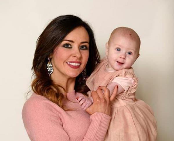 بالصور: أصغر جدة في بريطانيا.. عمرها لا يتجاوز 35 سنة