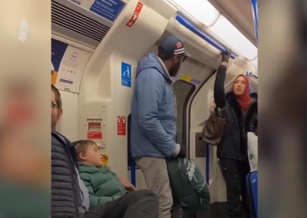 مسلمة تدافع عن عائلة يهودية في حافلة بلندن