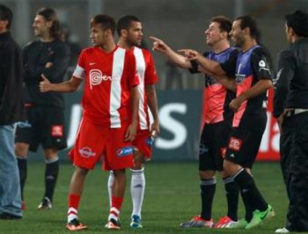 الأمن البيروفي يطرد عائلتي ميسي ونيمار من الملعب