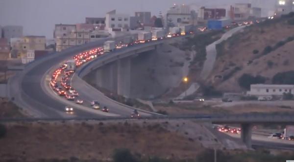 شاهد حجم حركة السير الخانقة في اتجاه ميناء طنجة المتوسط