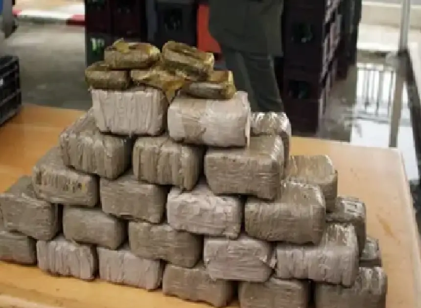 عملية أمنية محكمة تُفشل تهريب طنين من الشيرا عبر سواحل العرائش