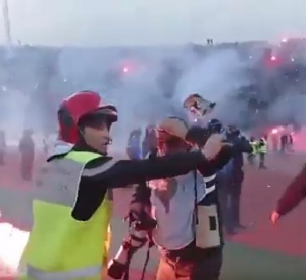 فيديو صادم..لحظة إصابة مصور صحفي خلال مباراة الجيش والرجاء