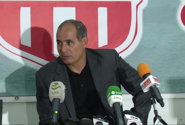 الدفاع الجديدي يعلن انفصاله عن مدربه بادو الزاكي