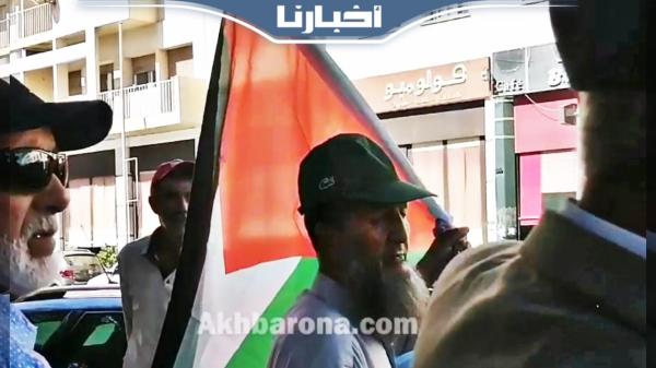 مسن يتجول بالعلم الفلسطني بشوارع مدينة وجدة