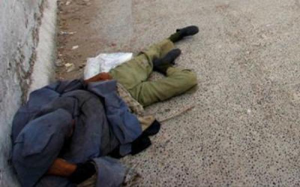 مشهد مؤلم لمتشرد ينهش الدود لحمه بقصبة تادلة