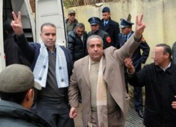 حقوقيون وعائلات وحركة 20 فبراير يرددون شعارات للتعجيل بإطلاق سراح المعتقلين السياسيين