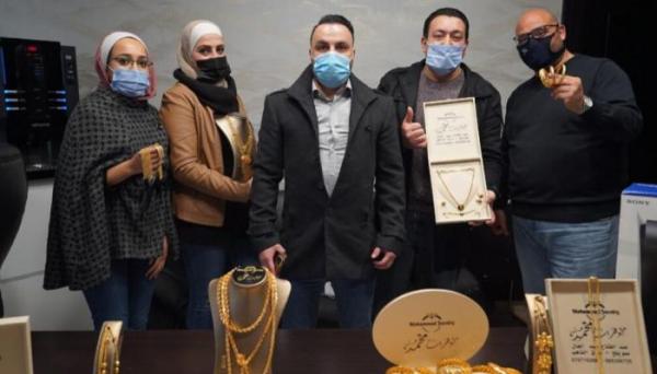 رجل أعمال أردني يوزع الآيفون والذهب على موظفيه(فيديو)