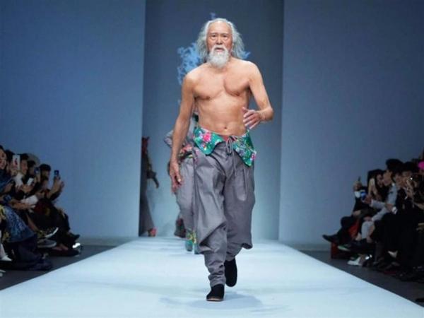 شاهد .. عجوز صيني يعمل عارض أزياء