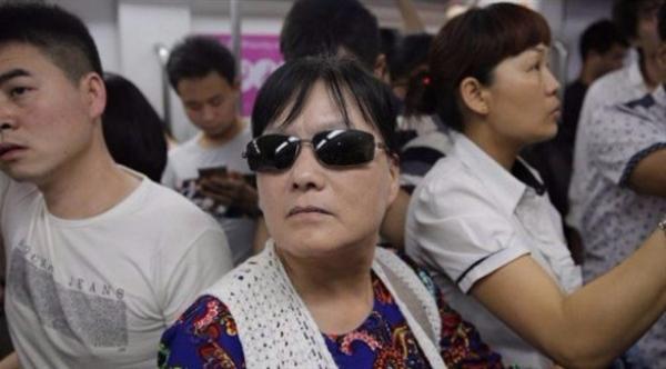 صينية تساعد النساء على الانتقام من عشيقات أزواجهن