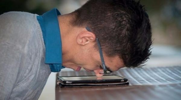 بالصور: أردني مصاب بشلل رباعي يؤلف رواية كتبها بأنفه