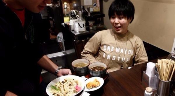بالصور: مطعم يلقى رواجاً لتقديمه "المعكرونة بالحشرات" في طوكيو