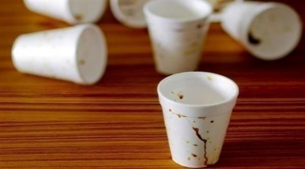 لا تشرب القهوة في أكواب الفلين وإليك السبب