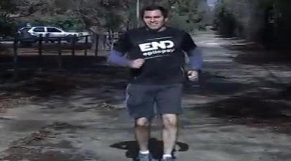 بالفيديو: عداء يركض إلى الخلف في ماراثون بوسطن