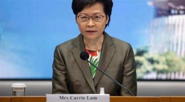 رئيسة هونغ كونغ  تقدم برنامجاً تلفزيونياً