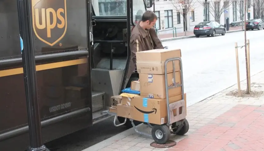 تراجع مفاجئ.. البريد الأمريكي يعود لقبول الطرود من الصين