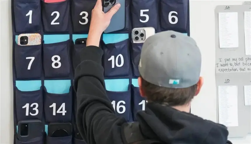 نصف الولايات الأمريكية تتجه نحو فرض قوانين تحظر استخدام الهواتف المحمولة داخل المدارس