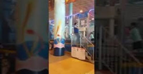 طفل يؤدي الصلاة منفردًا في أحد الملاهي يشعل «الإنترنت» (فيديو)