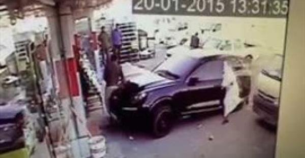 بالفيديو.. طفل قطري يدهس بائعا في "سوبر ماركت" بطريقة مروعة