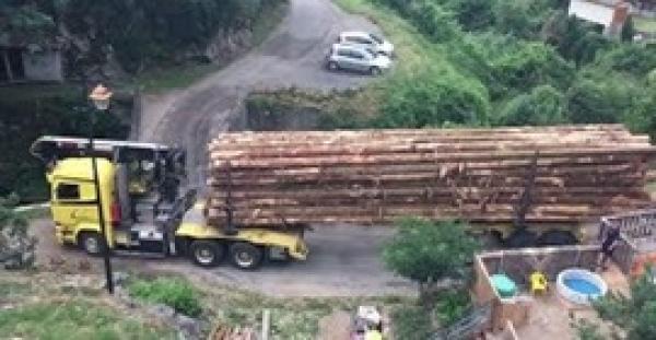 2 مليون مشاهد لسائق عبقري يعبر بشاحنة ضخمة على جسر صغير