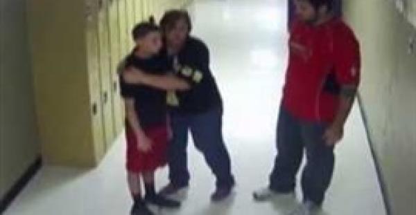 بالفيديو.. معلمة تنقذ تلميذا من الموت اختنق بقطعة حلوى