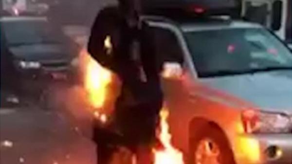 بالفيديو: أمريكي يتجول في الشوارع والنيران تلتهم جسده