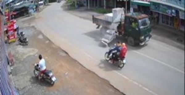 بالفيديو.. سائق دراجة نارية ينجو من الموت بفارق ثانية واحدة