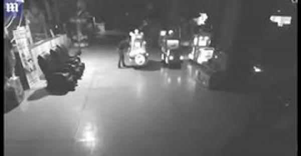 رجل يختبئ داخل مركز تسوق مع طفله حتى موعد الإغلاق (فيديو وصور)