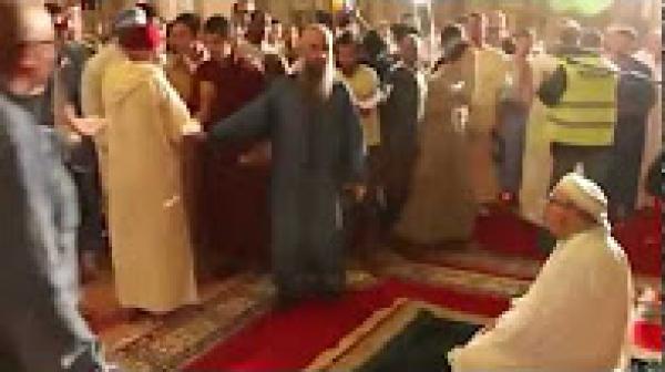 هجوم المصلين على الشيخ القزابري و تقبيل يده بمسجد الحسن الثاني ليلة القدر رمضان 2017