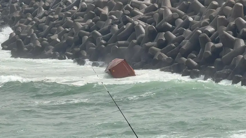 باستعمال مروحية.. تدخل عاجل بعد انقلاب حاويتين محملتين بمواد غذائية في مارينا الدار البيضاء