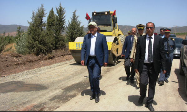 والي جهة بني ملال خنيفرة يقوم بزيارات ميدانية لدائرة أغبالة ويتفقد أشغال توسيع الطريق والساكنة تسلمه شكاياتها