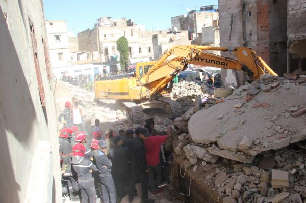 فاجعة جديدة بالدار البيضاء...انهيار منزل بالمدينة القديمة وفرق الانقاذ تبحث عن الضحايا