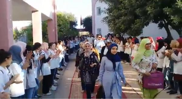 تلاميذ يستقبلون أساتذتهم على السجاد الأحمر في اليوم العالمي للمدرس