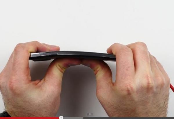 بالفيديو: هذا ما حصل عند ثني هاتف سامسونغ نوت 3