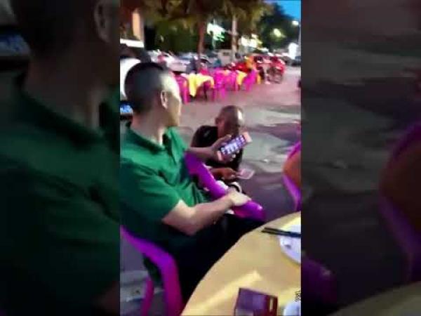 بالفيديو: متسولون يقبلون التبرعات عبر الدفع بالهاتف في الصين