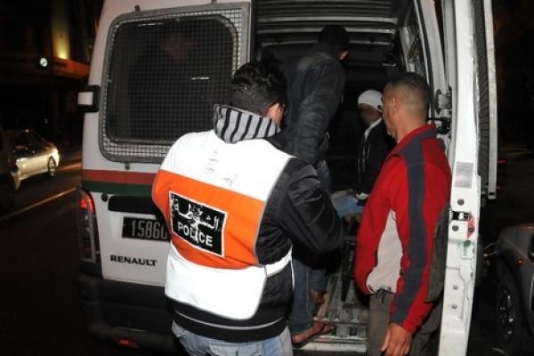 مختل عقليا يهدد المارة بسلاح أبيض