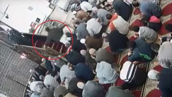 شخص يعتدي على إمام مسجد على المنبر..والأخير يوجه له ضربة قاضية! (فيديو)